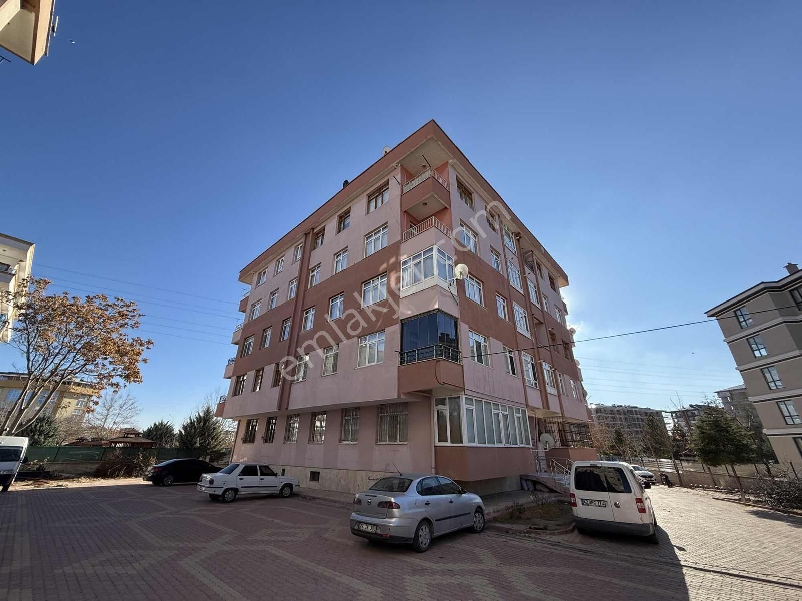 Genç Osman Caddesi Yakını Site İçi Ulaşımı Güçlü Satılık 3+1