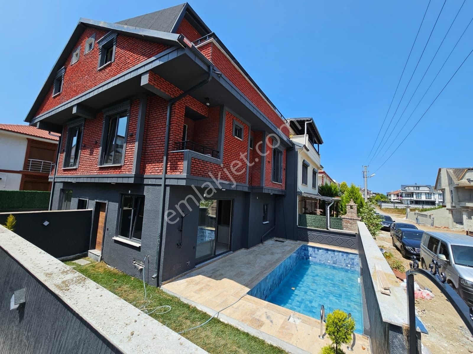 Deniz'den 4+1 Merkezi Konumda, Ön Cephe, Müstakilhavuzlu, Villa