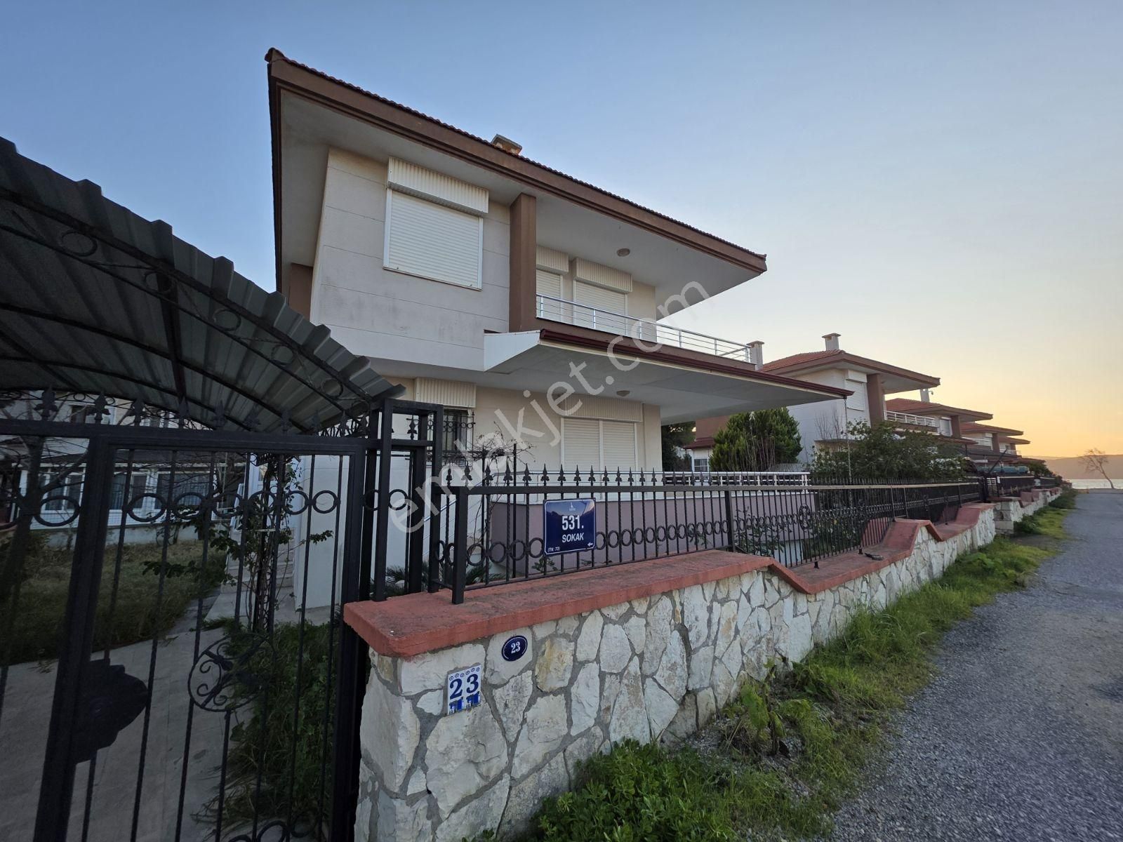 Urla Torosan'da Denize Yakın 3+1 Satılık Müstakil Villa