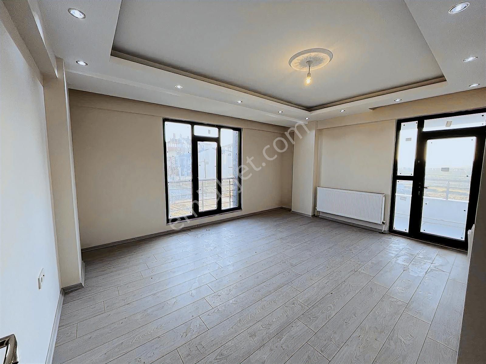 Tuğradan Bulvara Cephe İskanlı Sıfır 2+1 Satılık Daireler