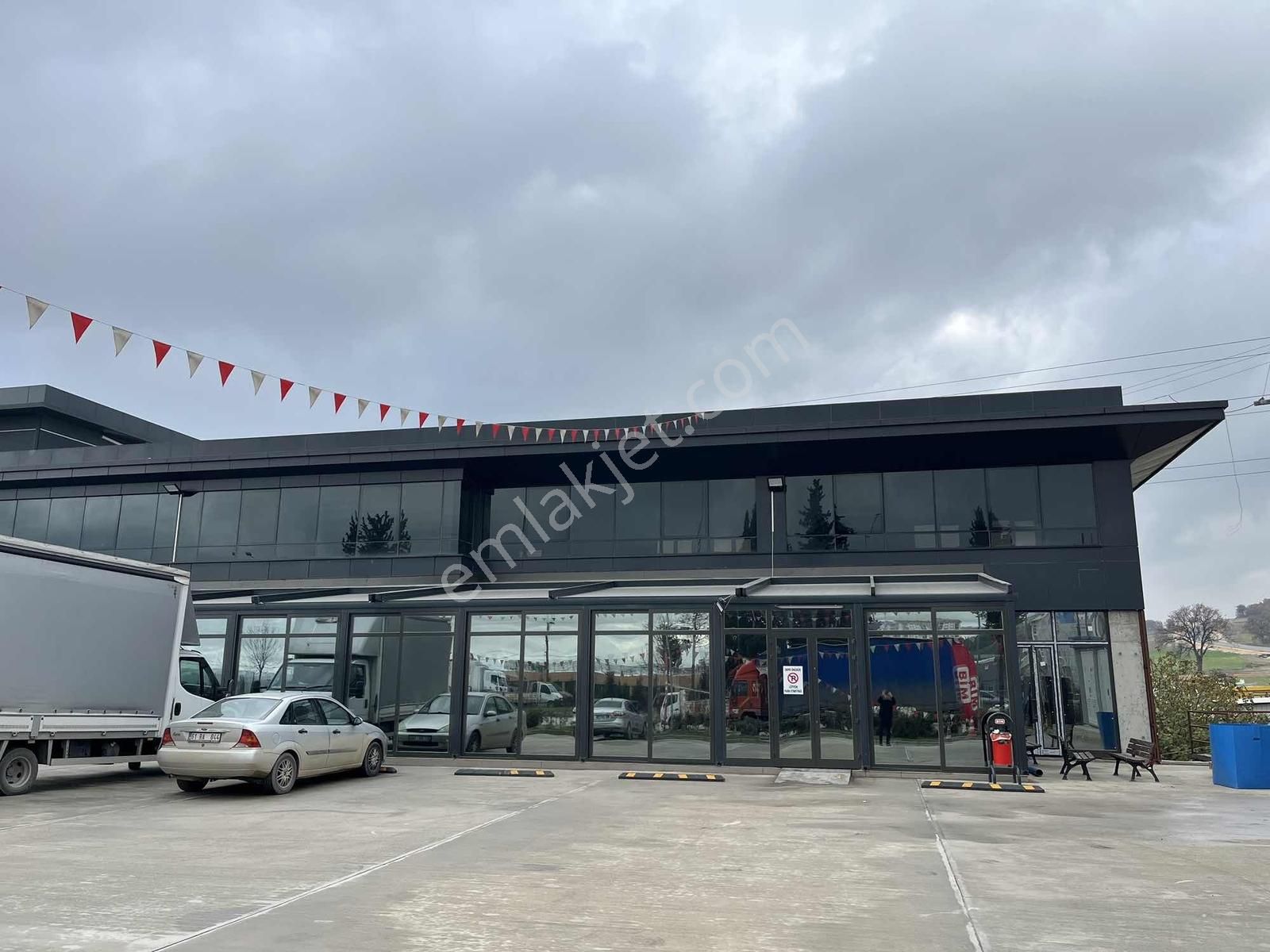 İzmir Yolu Üzerinde Geniş Otopark Alanına Sahip Kiralık Ofis