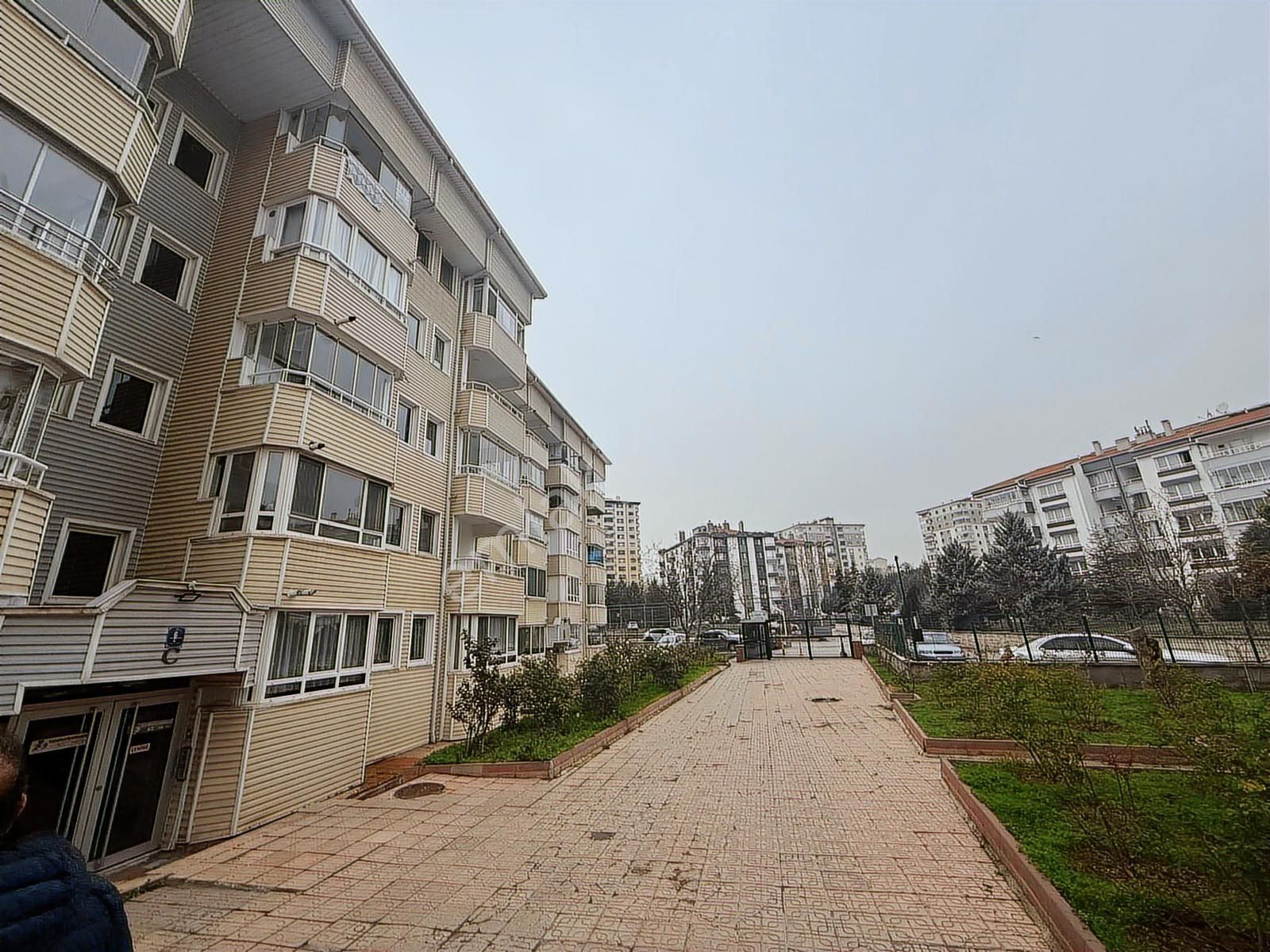 Rıza Acar'dan İlkyerleşim Mahallesi Kumsal 90 Sitesinde Üst Kat - Görsel 3