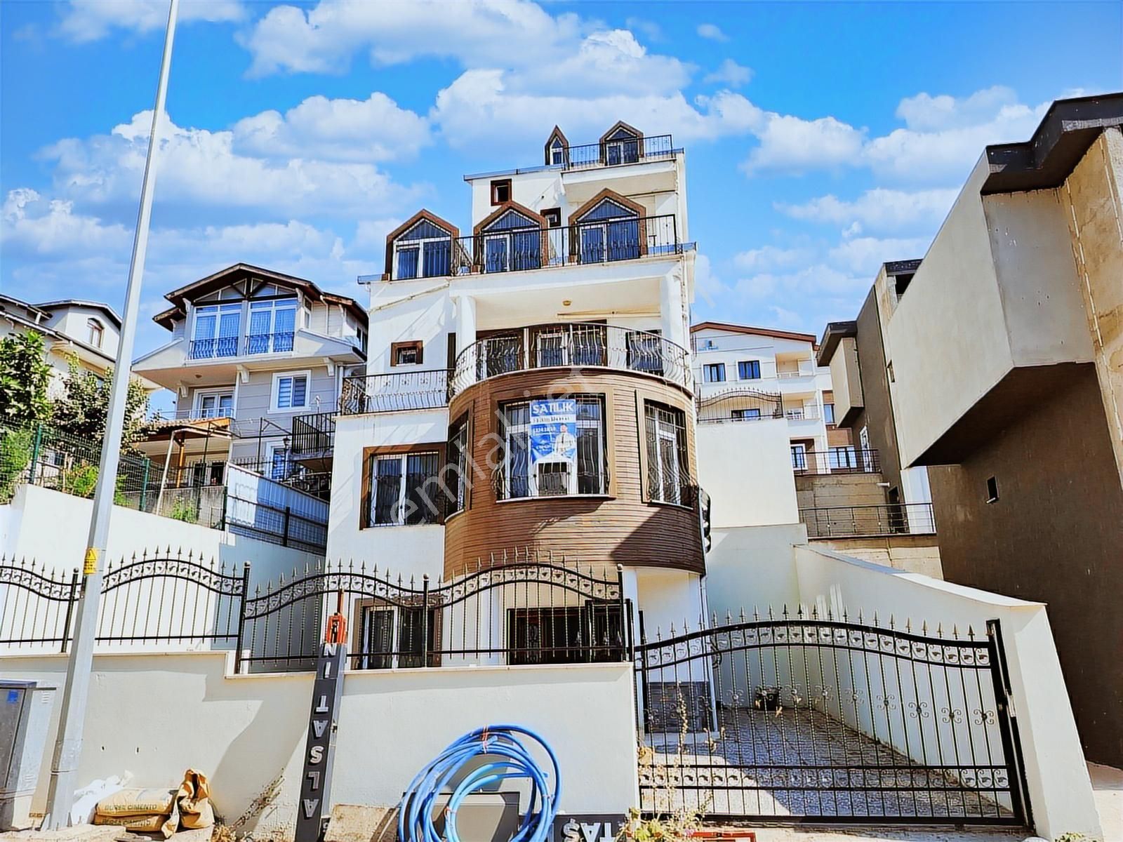 Çalı Gümüşlükte Panoramik Şehir Manzaralı Sıfır Tribleks Villa