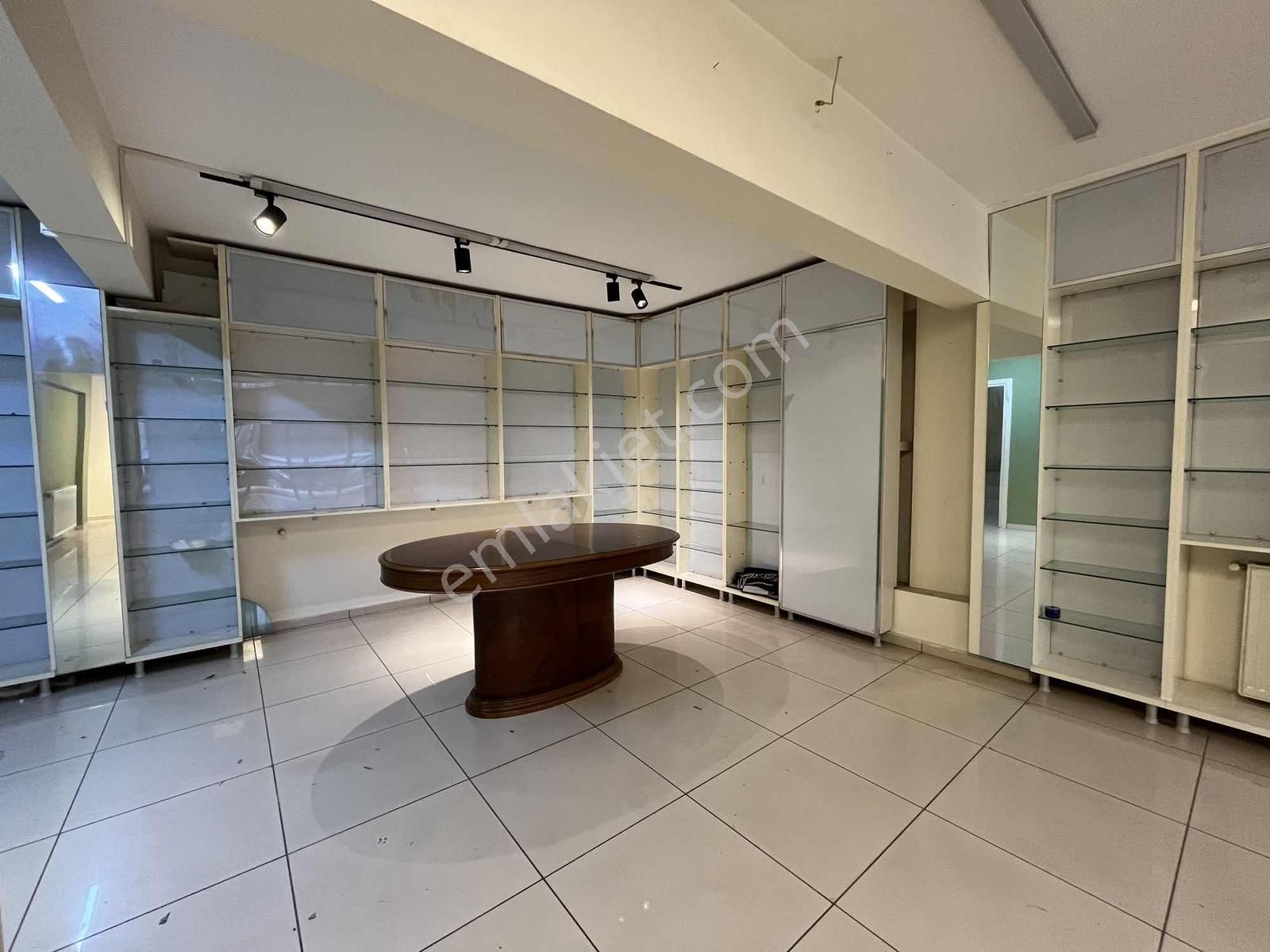 Hasırcıbaşı Caddesinde Vitrin Değeri Yüksek 325 M² Mağaza - Görsel 3