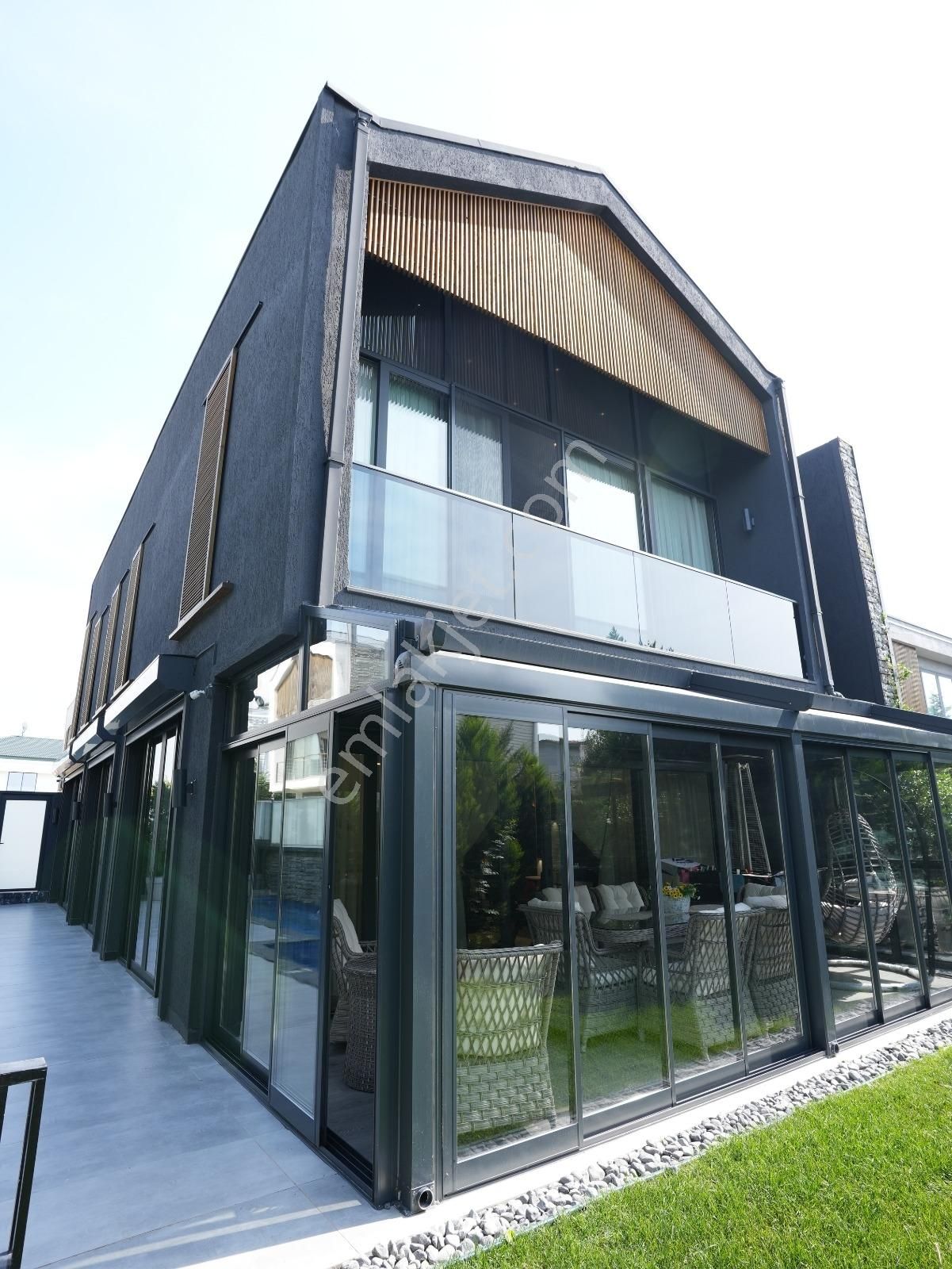 Büyükçekmece Güzelcede Lüks Denize Yakın Havuzlu Satılık Villa