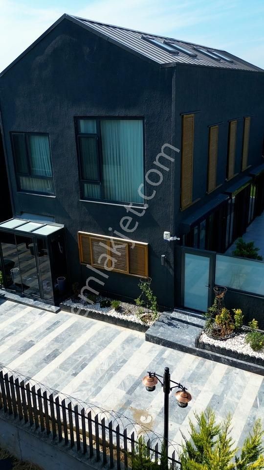 Büyükçekmece Güzelcede Lüks Denize Yakın Havuzlu Satılık Villa - Görsel 23