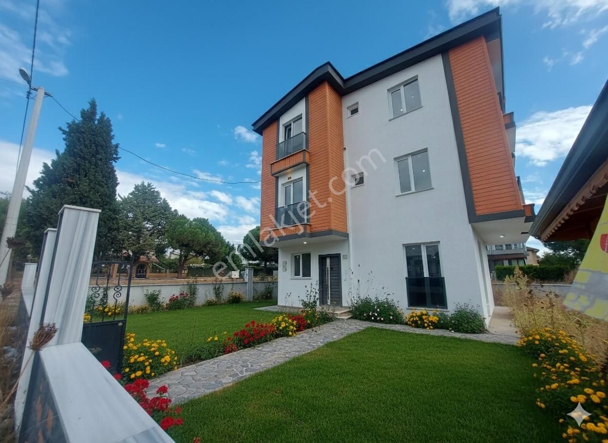 Deniz Tarafında Müstakil Tribleks Geniş Bahçeli Yazlık Villa