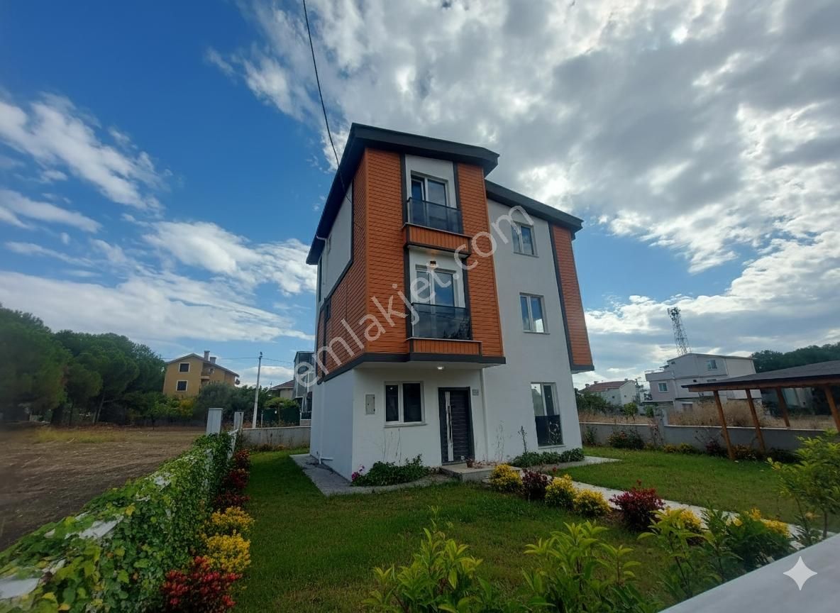 Deniz Tarafında Müstakil Tribleks Geniş Bahçeli Yazlık Villa - Görsel 20