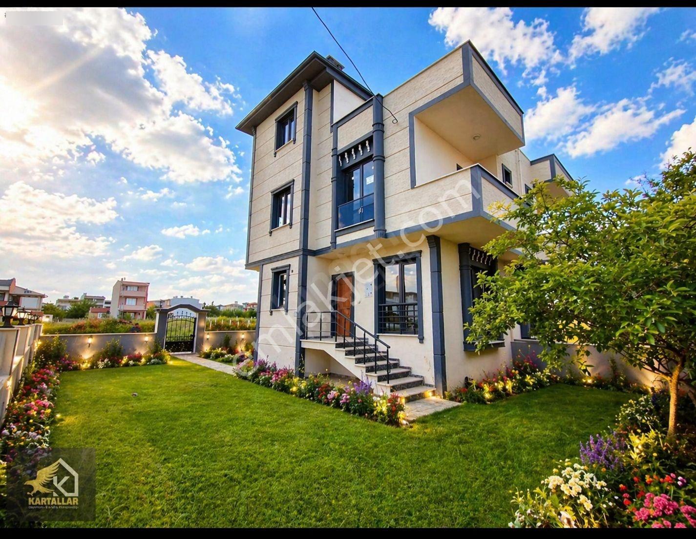 Kartallar'dan Büyük Bahçeli E5e Yakın Deniz Manzaralı Villa.