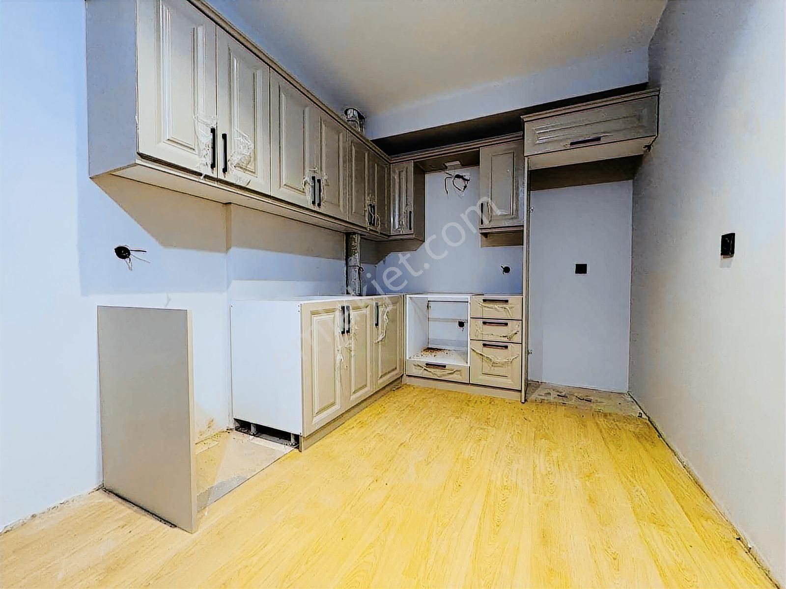 Davutlar'da Havuzlu Kapalı Otoparklı Ebeveyn Banyolu 1+1 Daire - Görsel 4