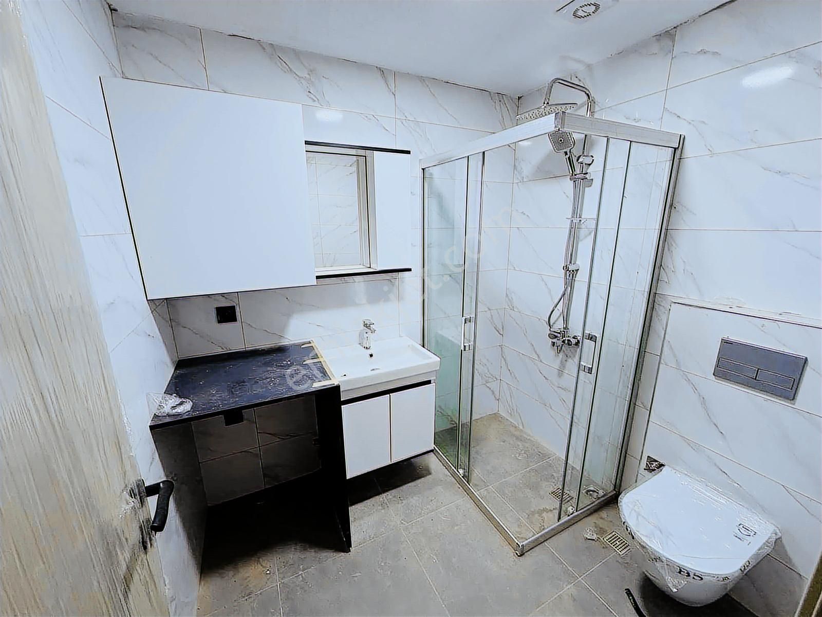 Davutlar'da Havuzlu Kapalı Otoparklı Ebeveyn Banyolu 1+1 Daire - Görsel 9