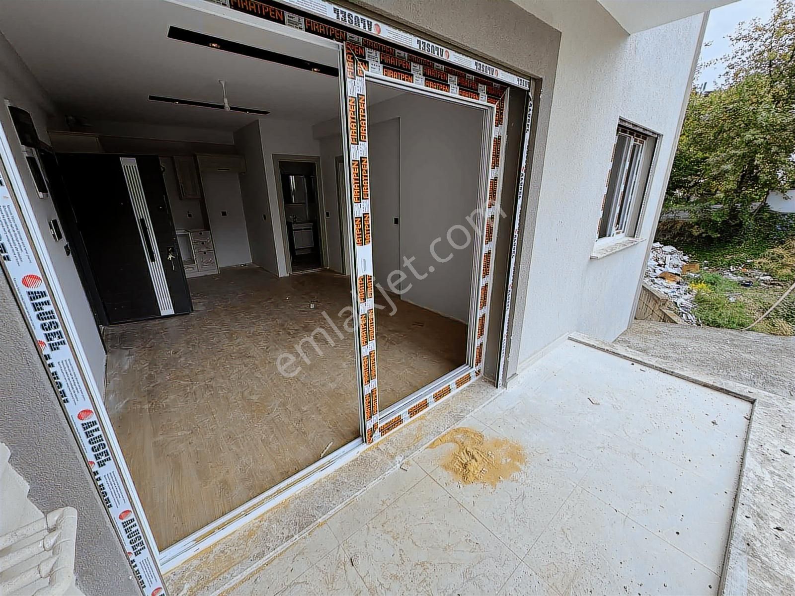 Davutlar'da Havuzlu Kapalı Otoparklı Ebeveyn Banyolu 1+1 Daire - Görsel 17