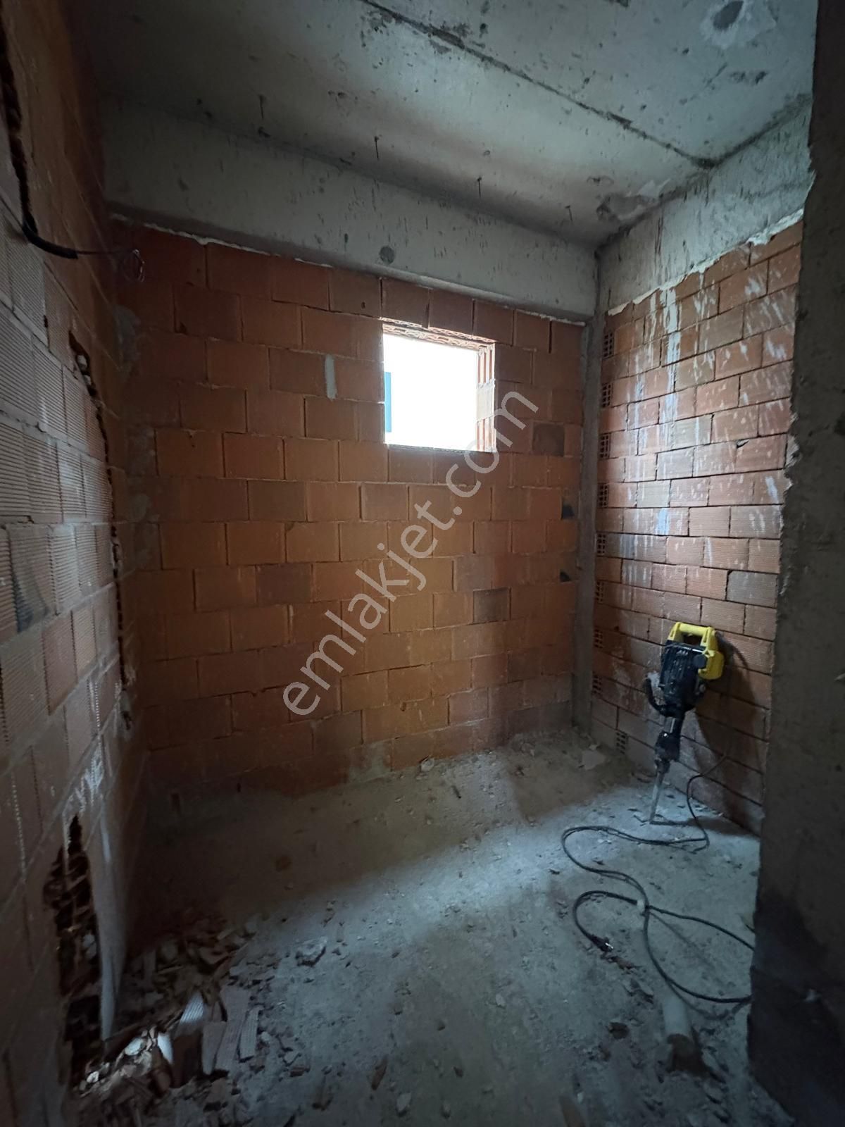 Adliyenin Karşısında 1+1 Satılık Geniş Ferah Aydınlık Daire - Görsel 14