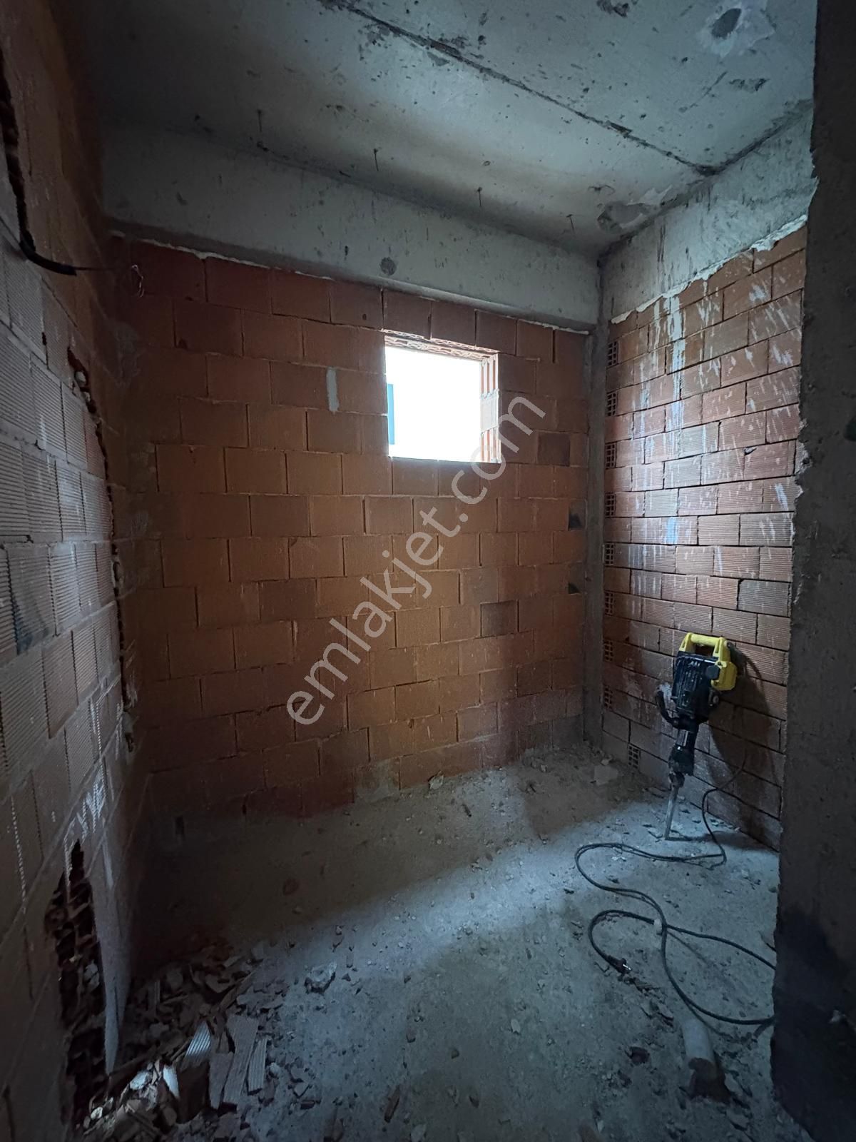 Adliyenin Karşısında 1+1 Satılık Geniş Ferah Aydınlık Daire - Görsel 15