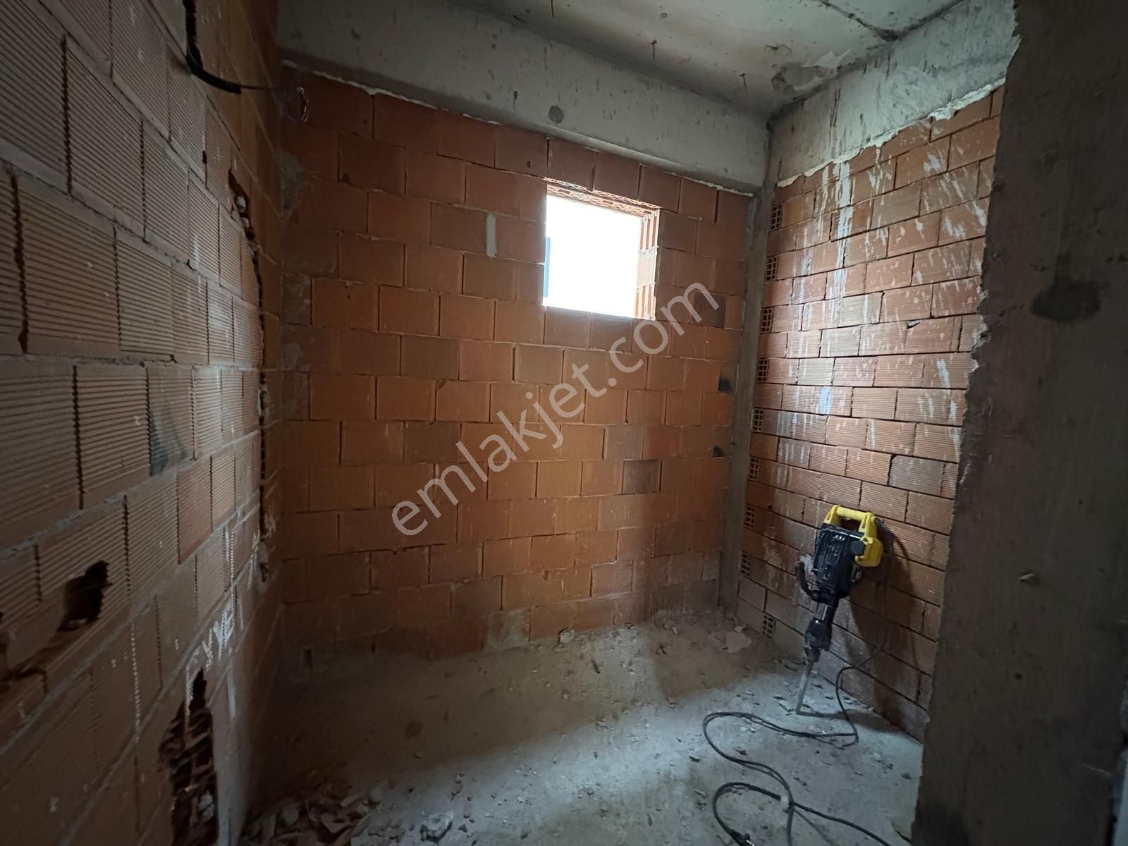 Adliyenin Karşısında 1+1 Satılık Geniş Ferah Aydınlık Daire - Görsel 13