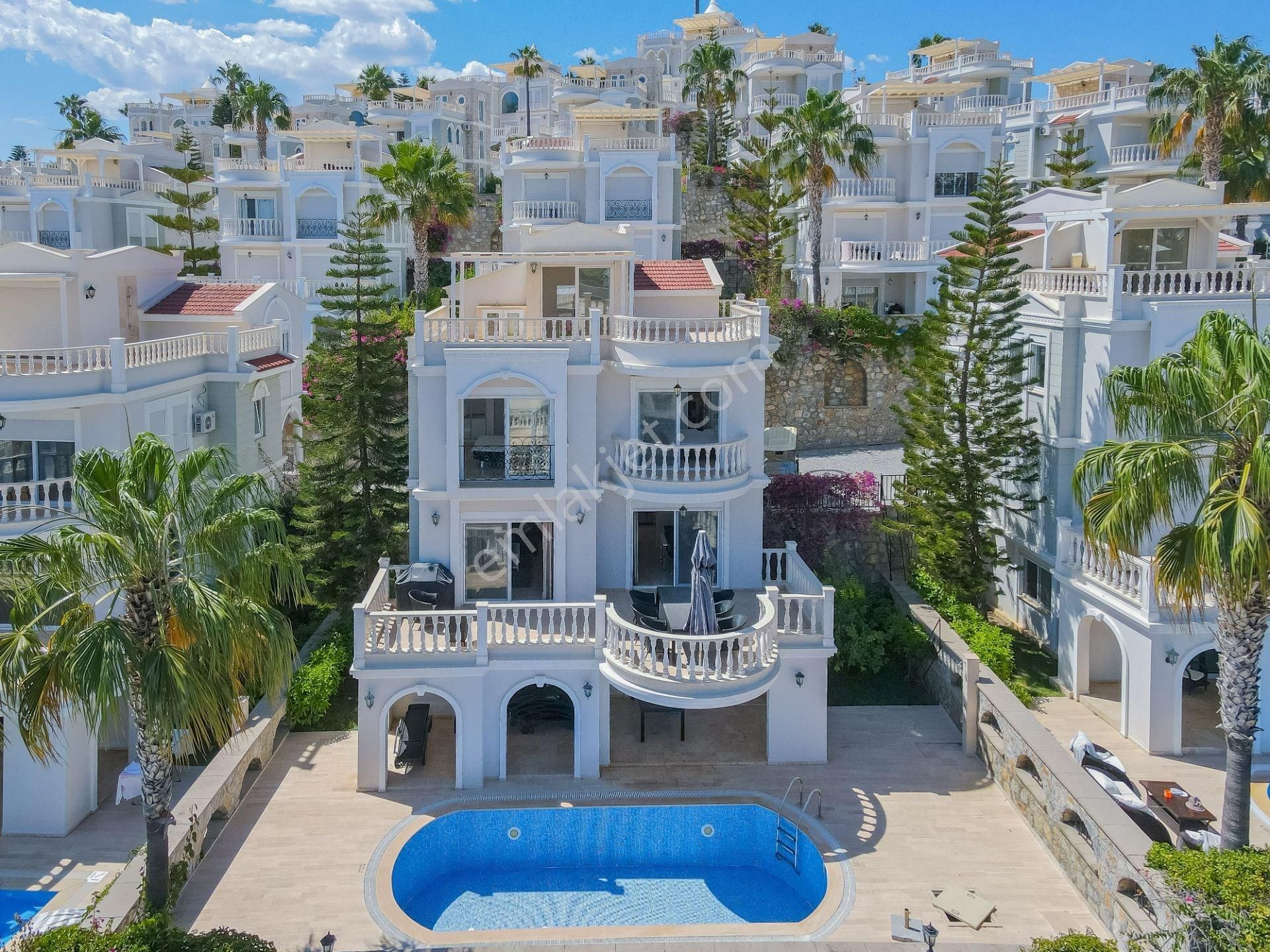 Alanya / Konaklı’da Dağ & Deniz Manzaralı 4+2 Eşyalı Lüks Villa