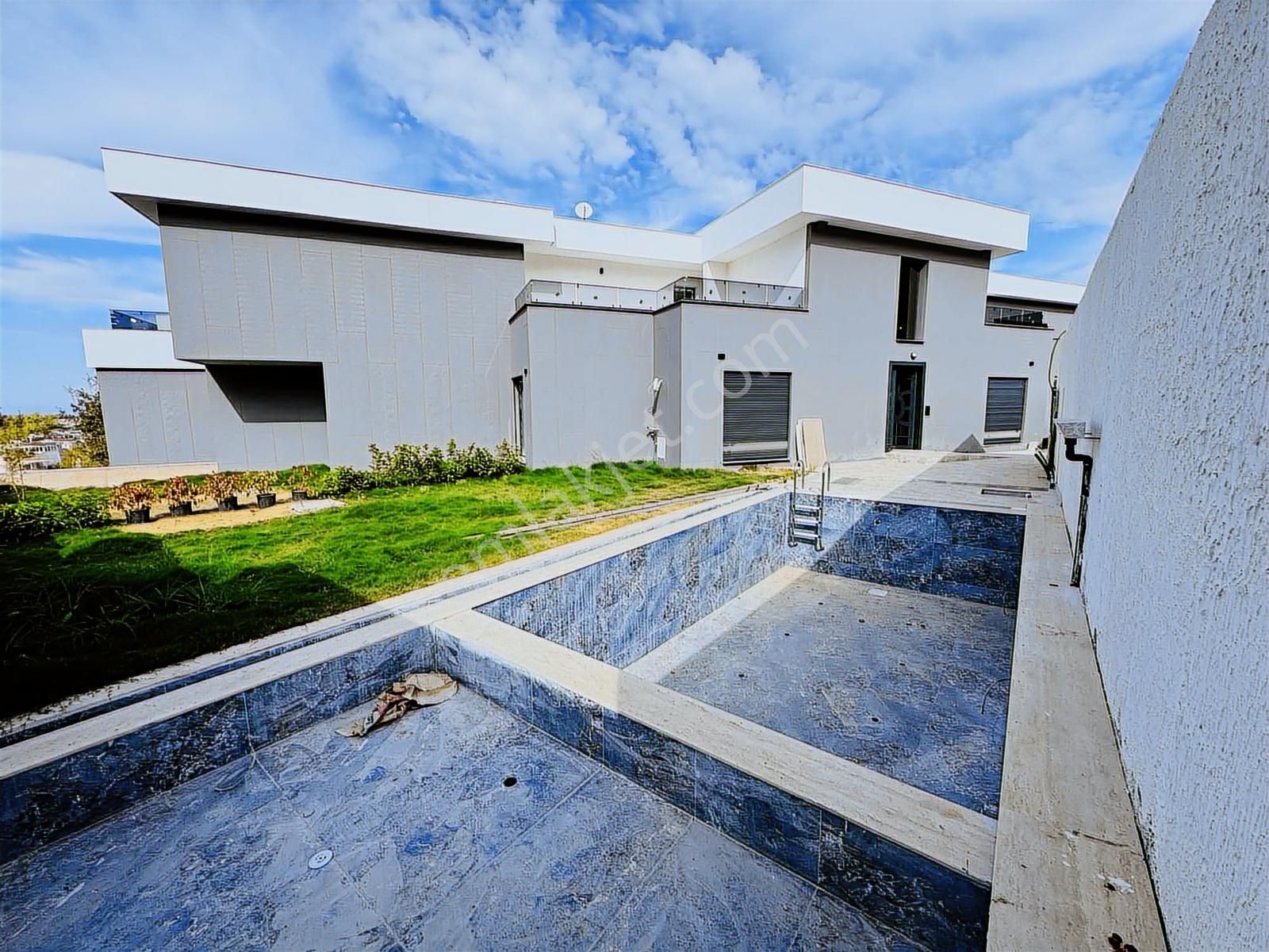 Kuşadası Güzelçamlı'da Havuzlu Satılık 2+1 Bahçeli Daire - Görsel 23