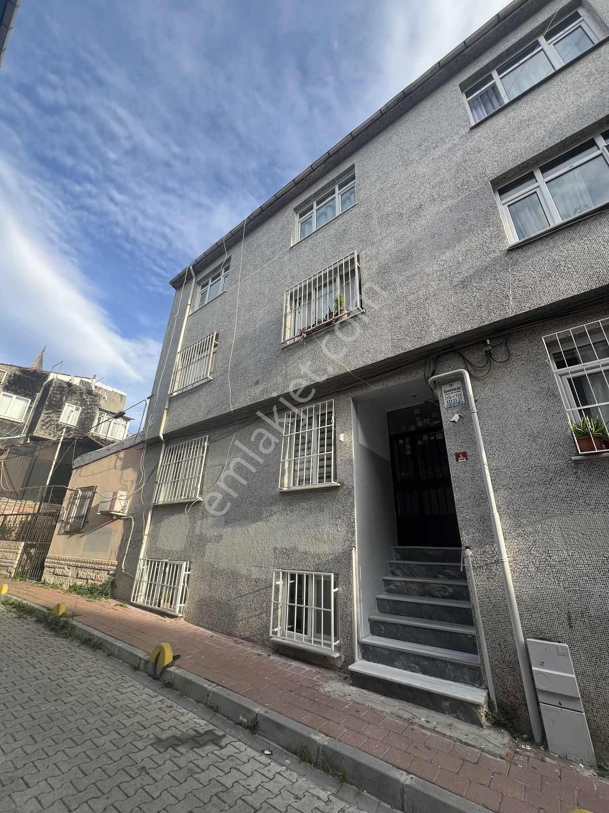 Sümbülefendi Alifakih Cami Yanı 1.kat 2+1 75m2 Çift Cephe