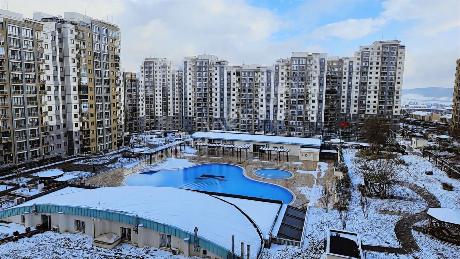 Alemdağ Emlak Konutlarında , Havuz Manzaralı ,harika Fırsat 4+1