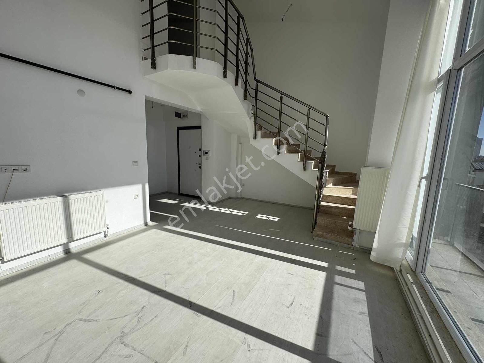 Alaçatıdan İncekte Cadde Üzeri Geniş M2li Kiralık 3+1 - Görsel 30