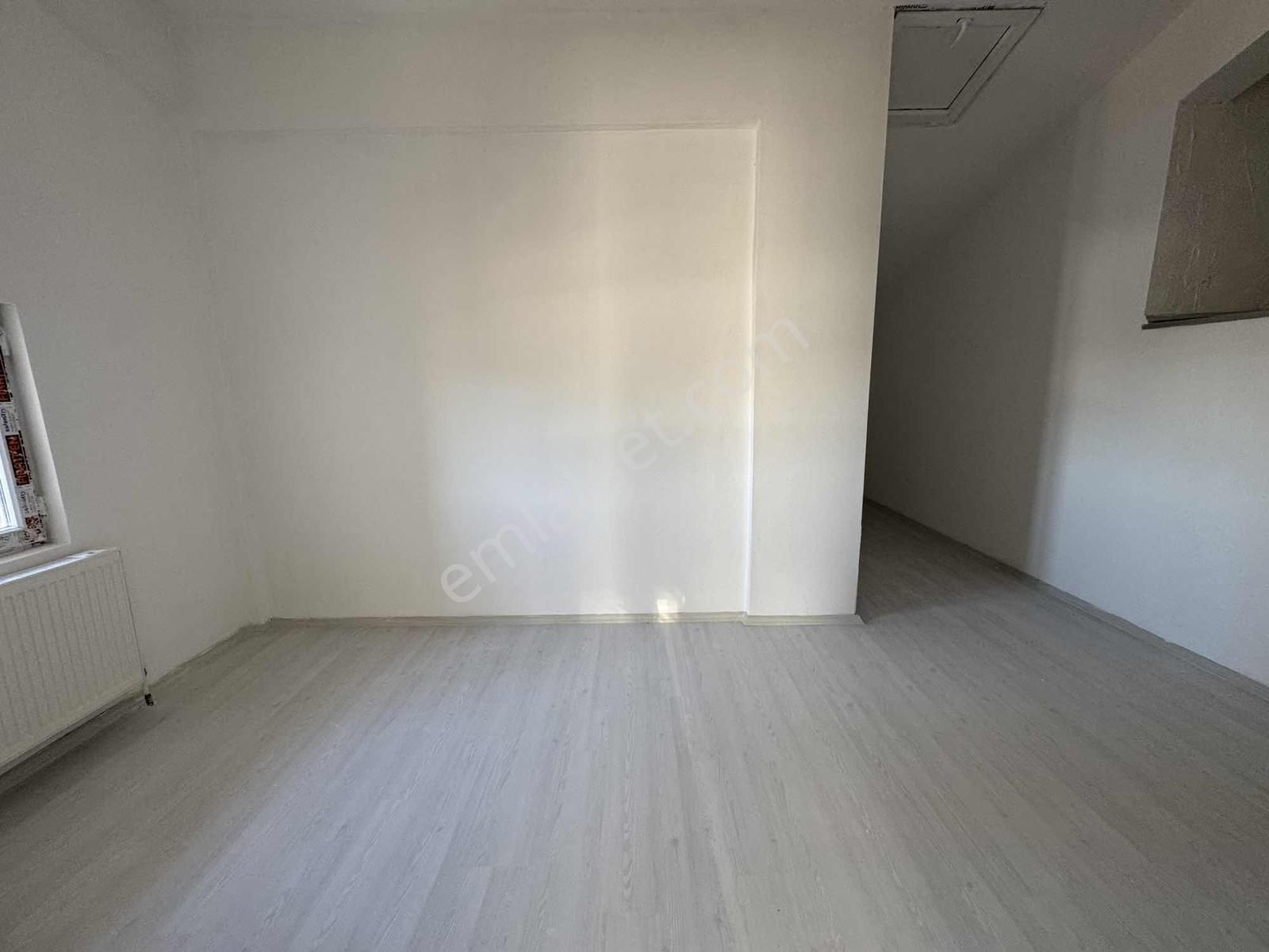 Alaçatıdan İncekte Cadde Üzeri Geniş M2li Kiralık 3+1 - Görsel 2