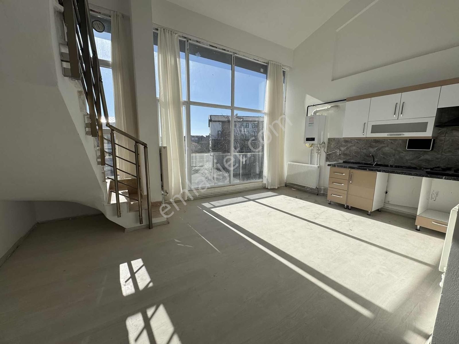 Alaçatıdan İncekte Cadde Üzeri Geniş M2li Kiralık 3+1 - Görsel 22