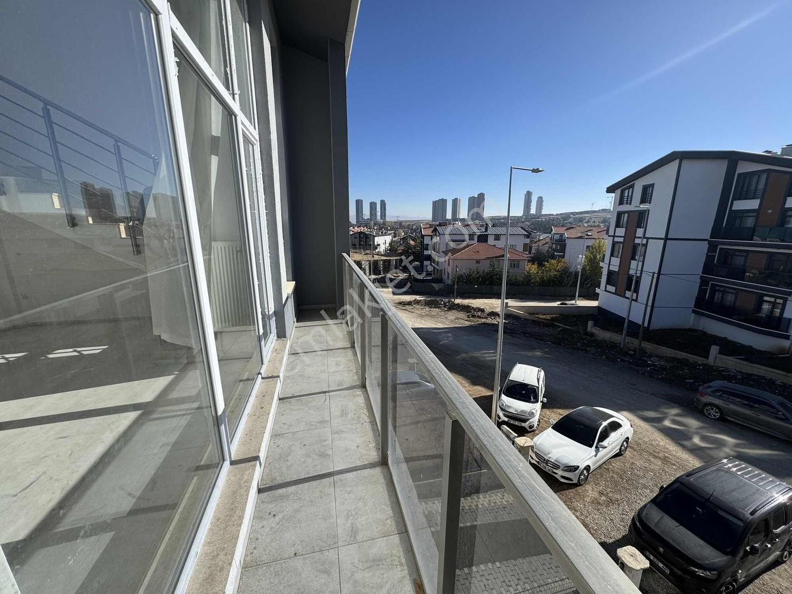 Alaçatıdan İncekte Cadde Üzeri Geniş M2li Kiralık 3+1 - Görsel 11