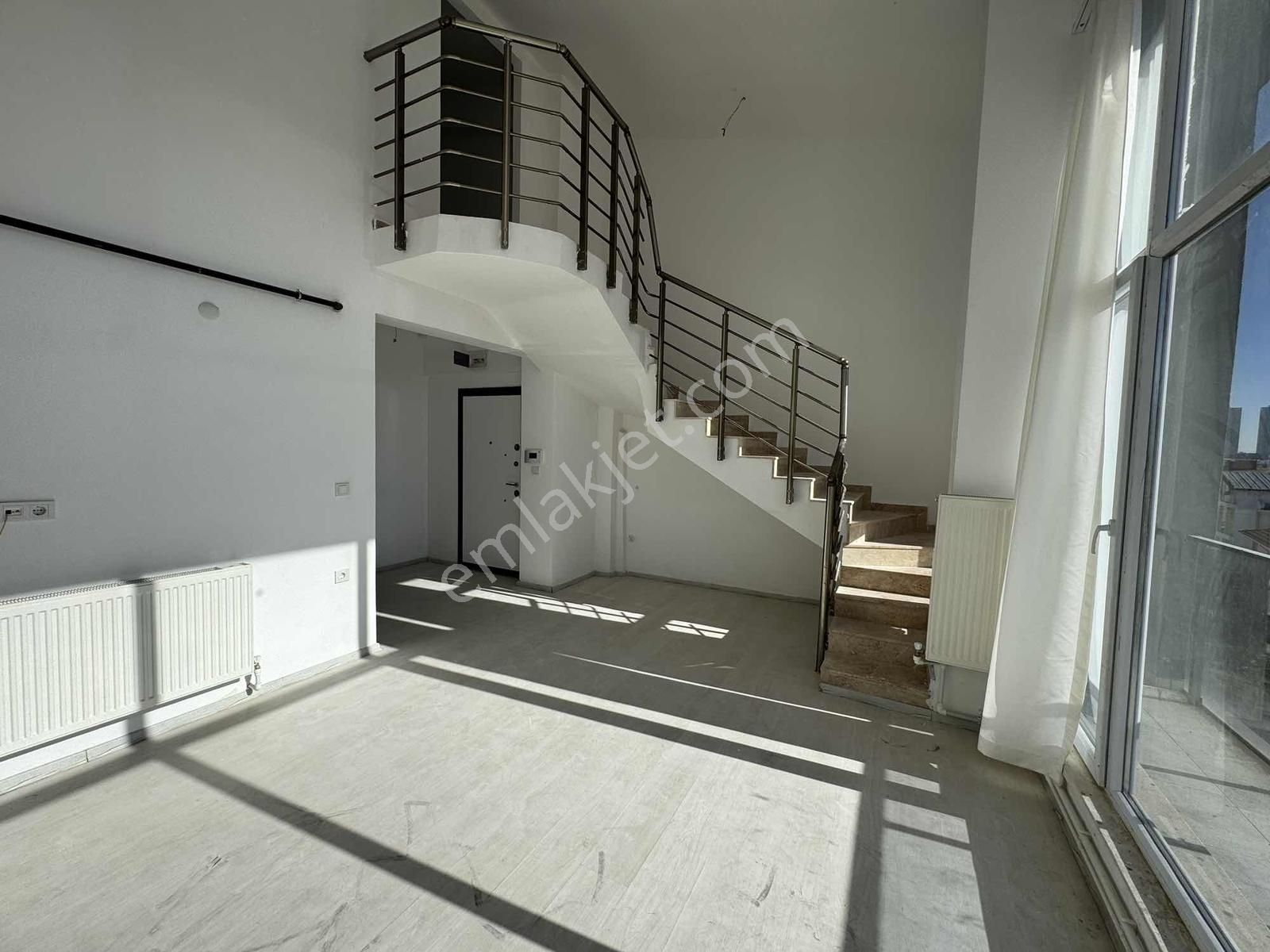 Alaçatıdan İncekte Cadde Üzeri Geniş M2li Kiralık 3+1 - Görsel 25