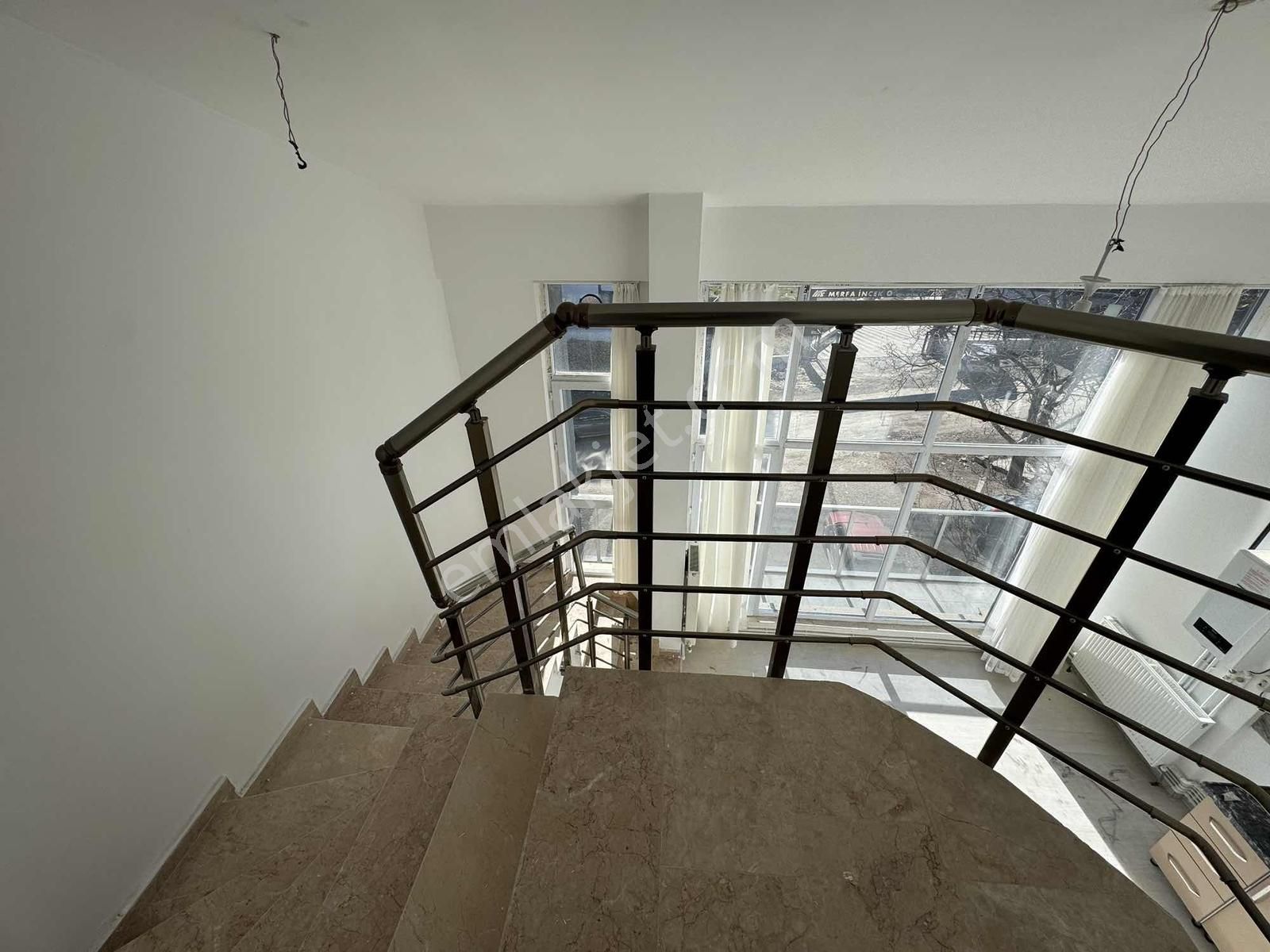 Alaçatıdan İncekte Cadde Üzeri Geniş M2li Kiralık 3+1 - Görsel 5