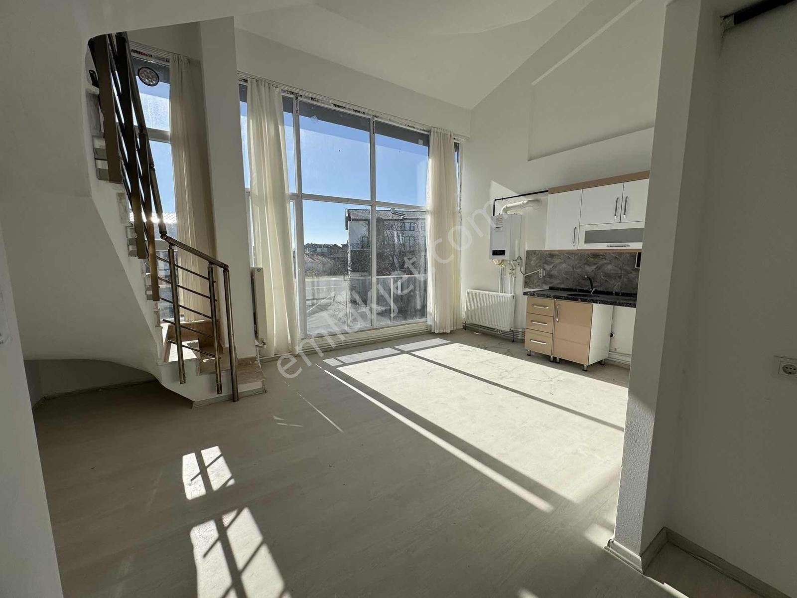 Alaçatıdan İncekte Cadde Üzeri Geniş M2li Kiralık 3+1 - Görsel 9