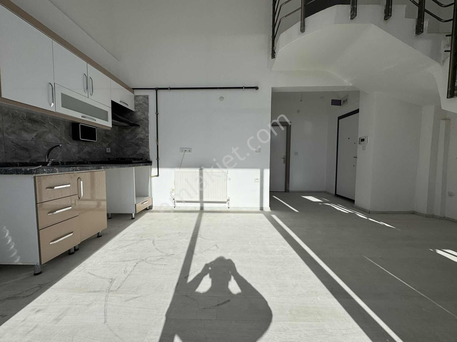 Alaçatıdan İncekte Cadde Üzeri Geniş M2li Kiralık 3+1 - Görsel 28