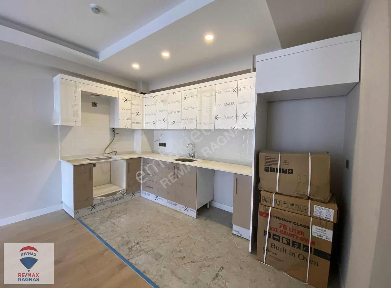 Kartal Orijin Sitesinde Sıfır 2+1 Bahçeli Otoparklı Manzaralı - Görsel 9