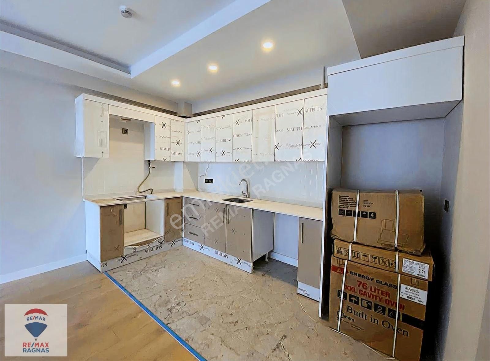 Kartal Orijin Sitesinde Sıfır 2+1 Bahçeli Otoparklı Manzaralı - Görsel 11