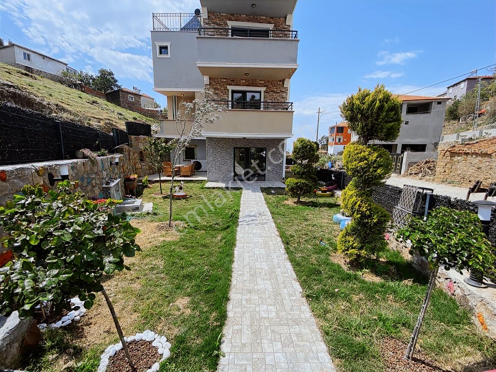 Gömeç Hacıhüseyinlerde İskanlı 3 Katlı Bahçeli Betorname Dublex