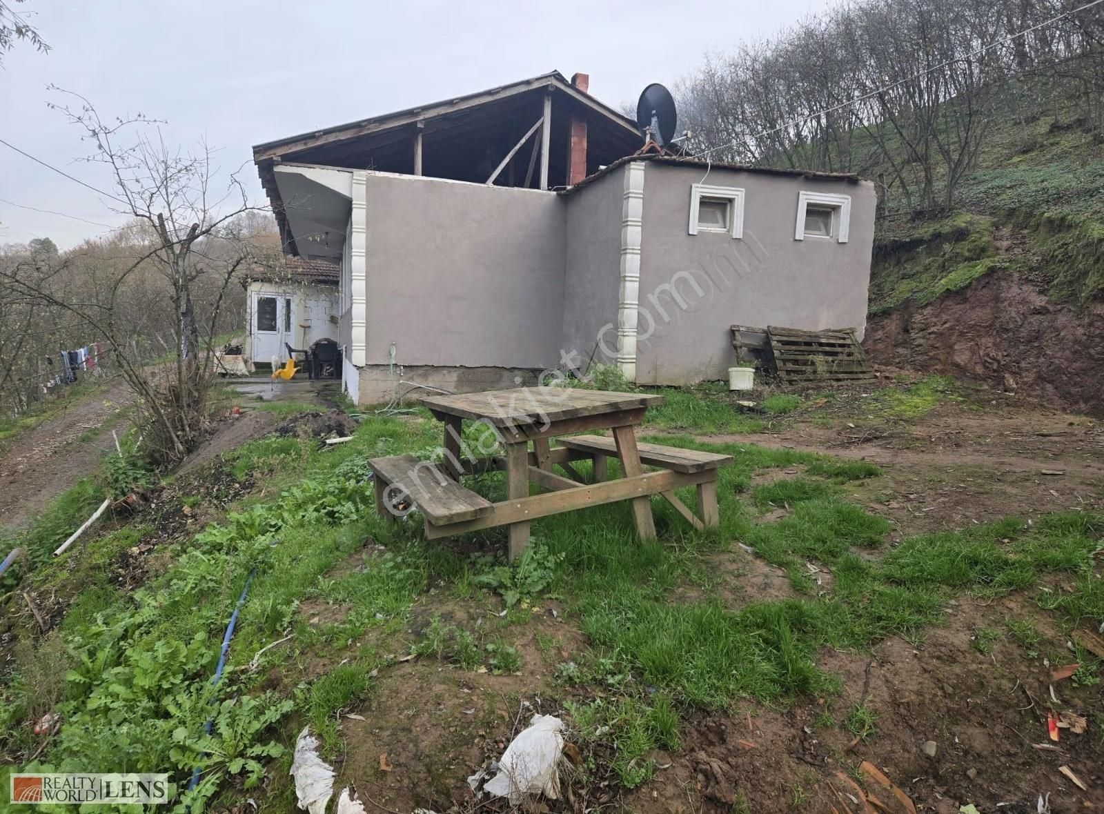 Hendek Dereköyde Fındık Bahçeli Fırsat Müstakil Ev Ve Ahır!!