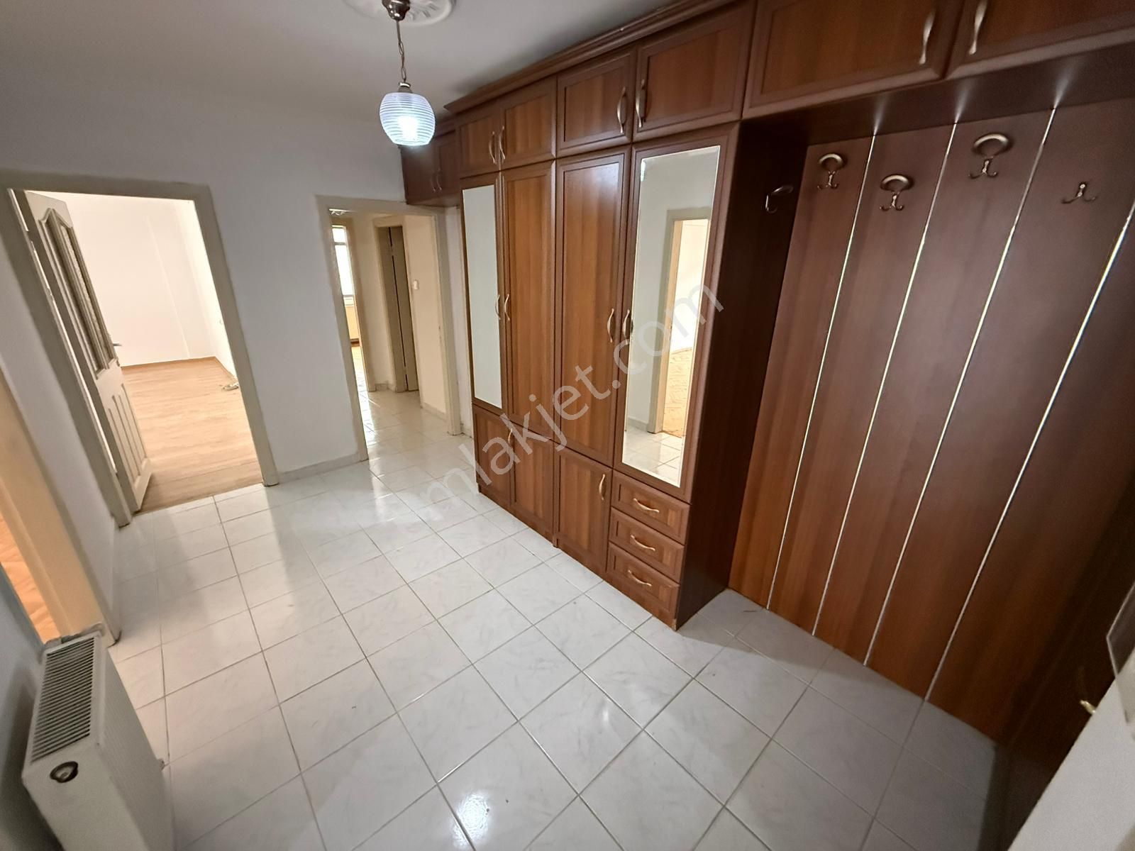 Aktepede Cadde Yakını Geniş Yapılı Masrafsız Katta Ön Cephe 3+1 Kiralık Daire - Görsel 24