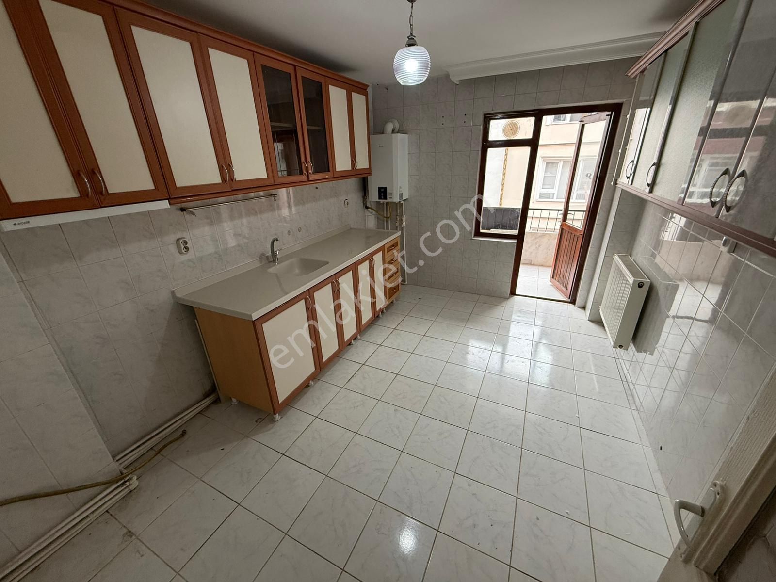 Aktepede Cadde Yakını Geniş Yapılı Masrafsız Katta Ön Cephe 3+1 Kiralık Daire