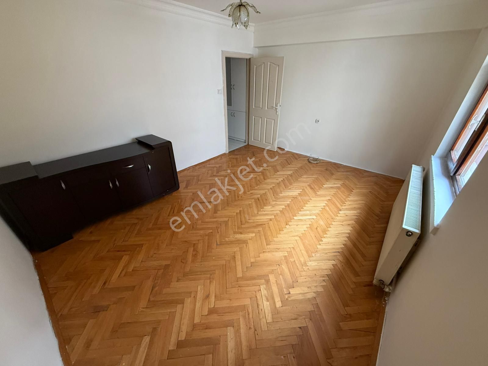 Aktepede Cadde Yakını Geniş Yapılı Masrafsız Katta Ön Cephe 3+1 Kiralık Daire - Görsel 4