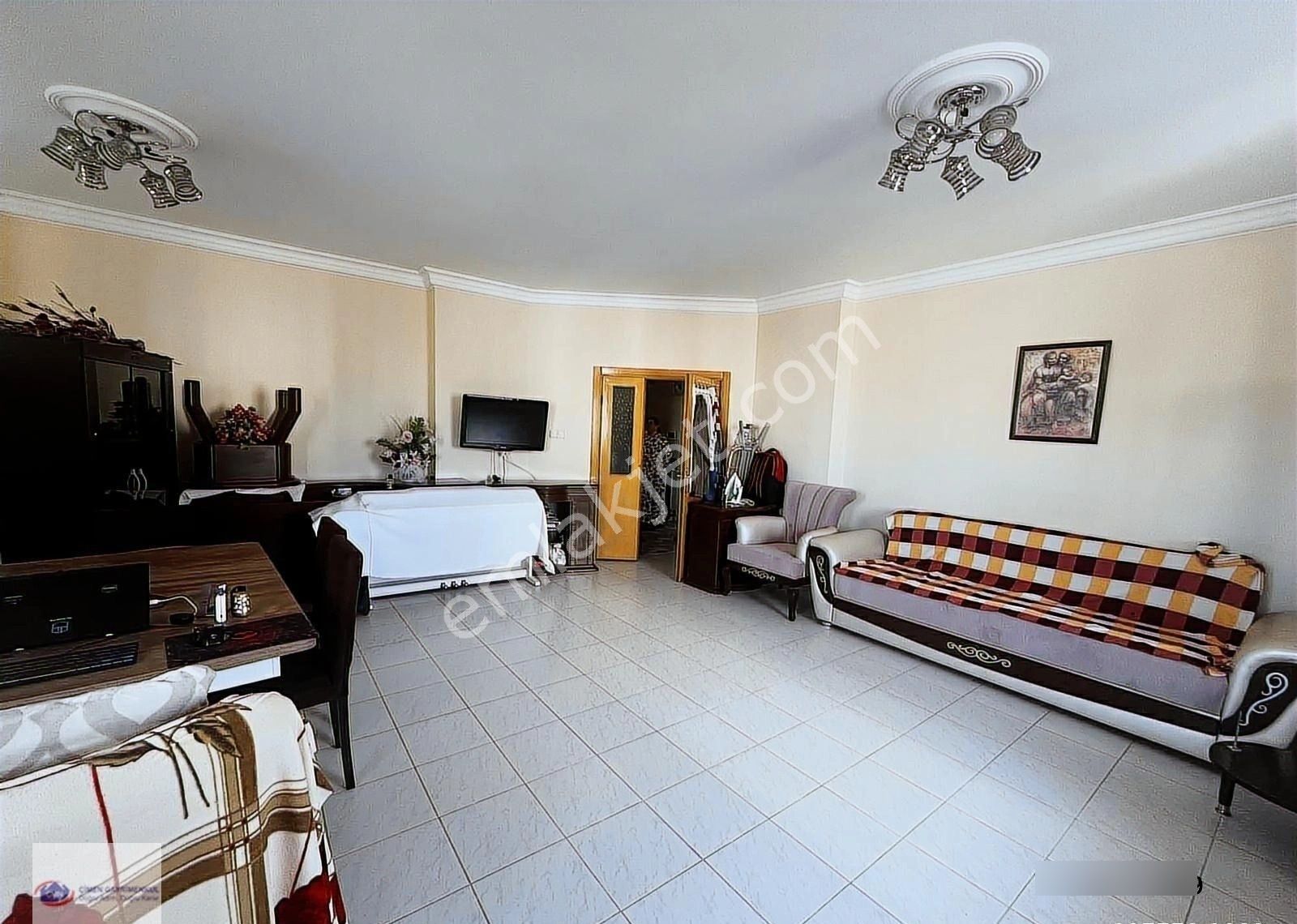 Çimenden Mezitlinin Merkezinde Geniş Lüx Satılık Daire