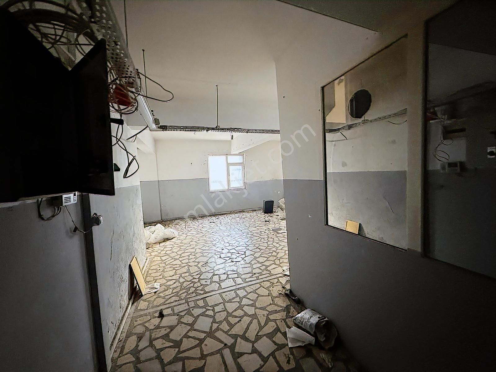 Sultangazi'de Kiralık 300 M2 İş Merkezi Katı - Görsel 27