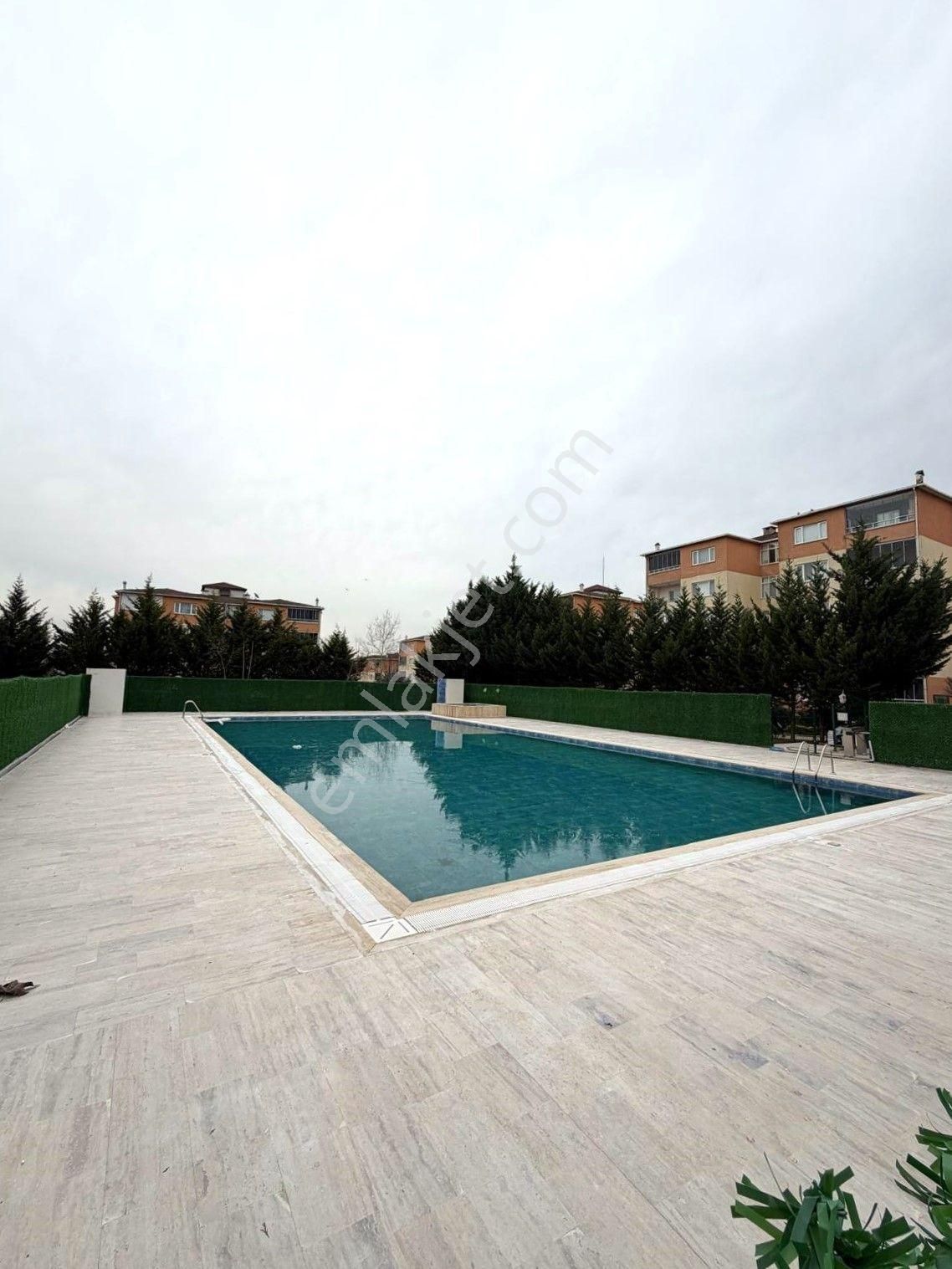 Silivri Çanta Mahallesinde Havuzlu Site İçinde 3+1 Satılık Daire