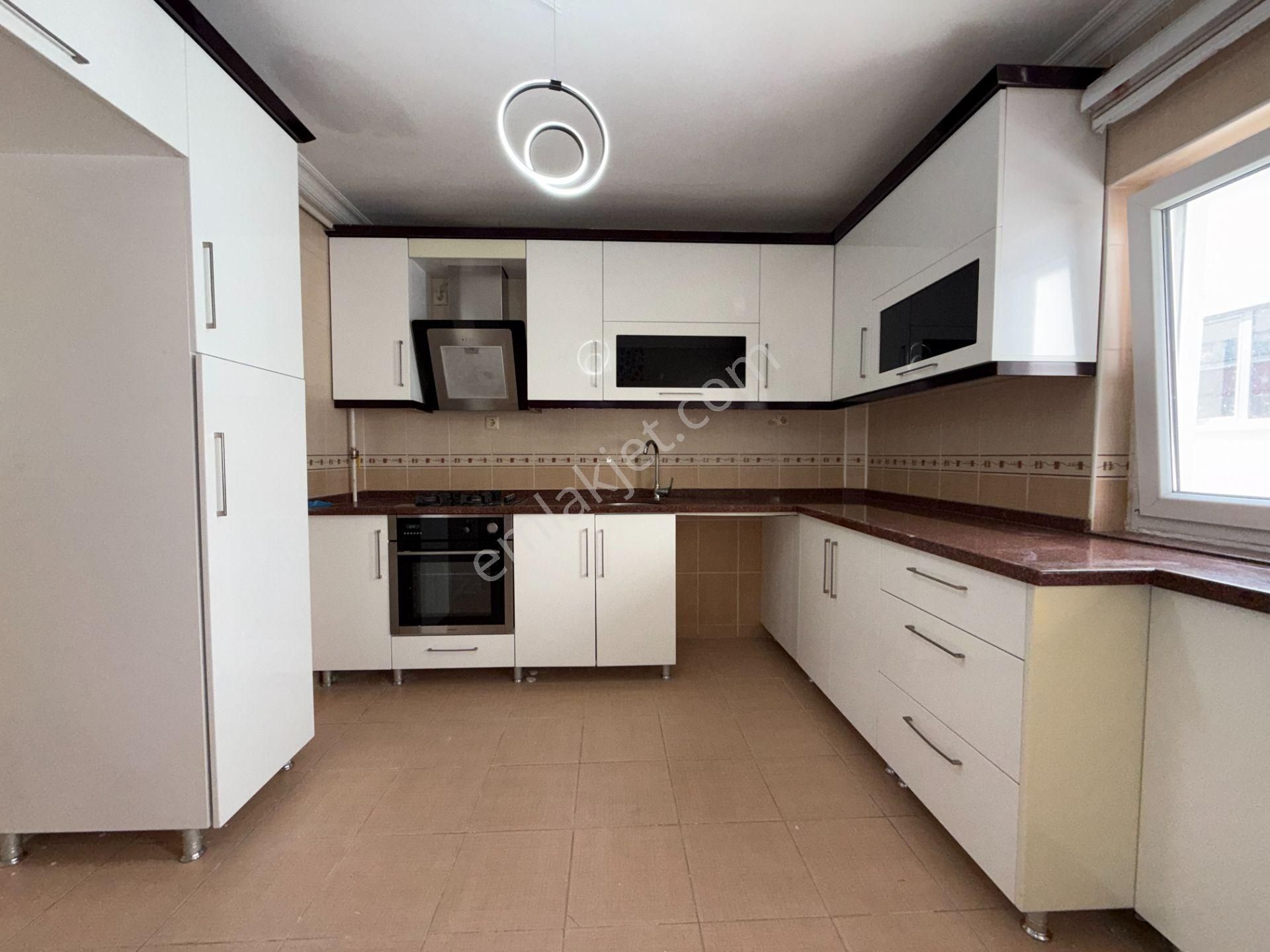 Ufuk Kılıç Emlak'tan Protokol Yolu Yakını Ara Kat Geniş 3+1 Daire