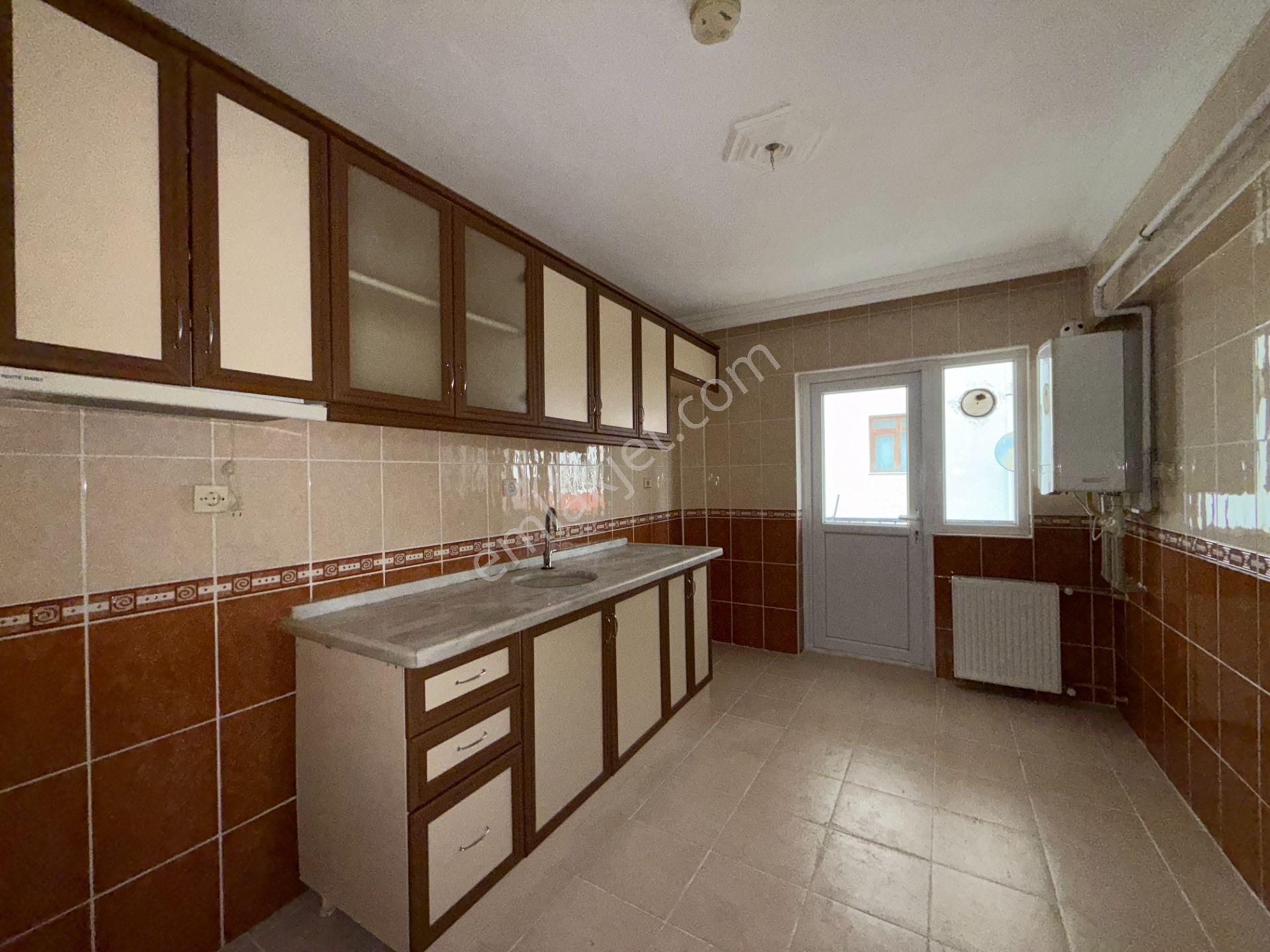 Pursaklar Ufuk Kılıç Emlak'tan Merkezde 3. Katta Masrafsız 3+1 Daire