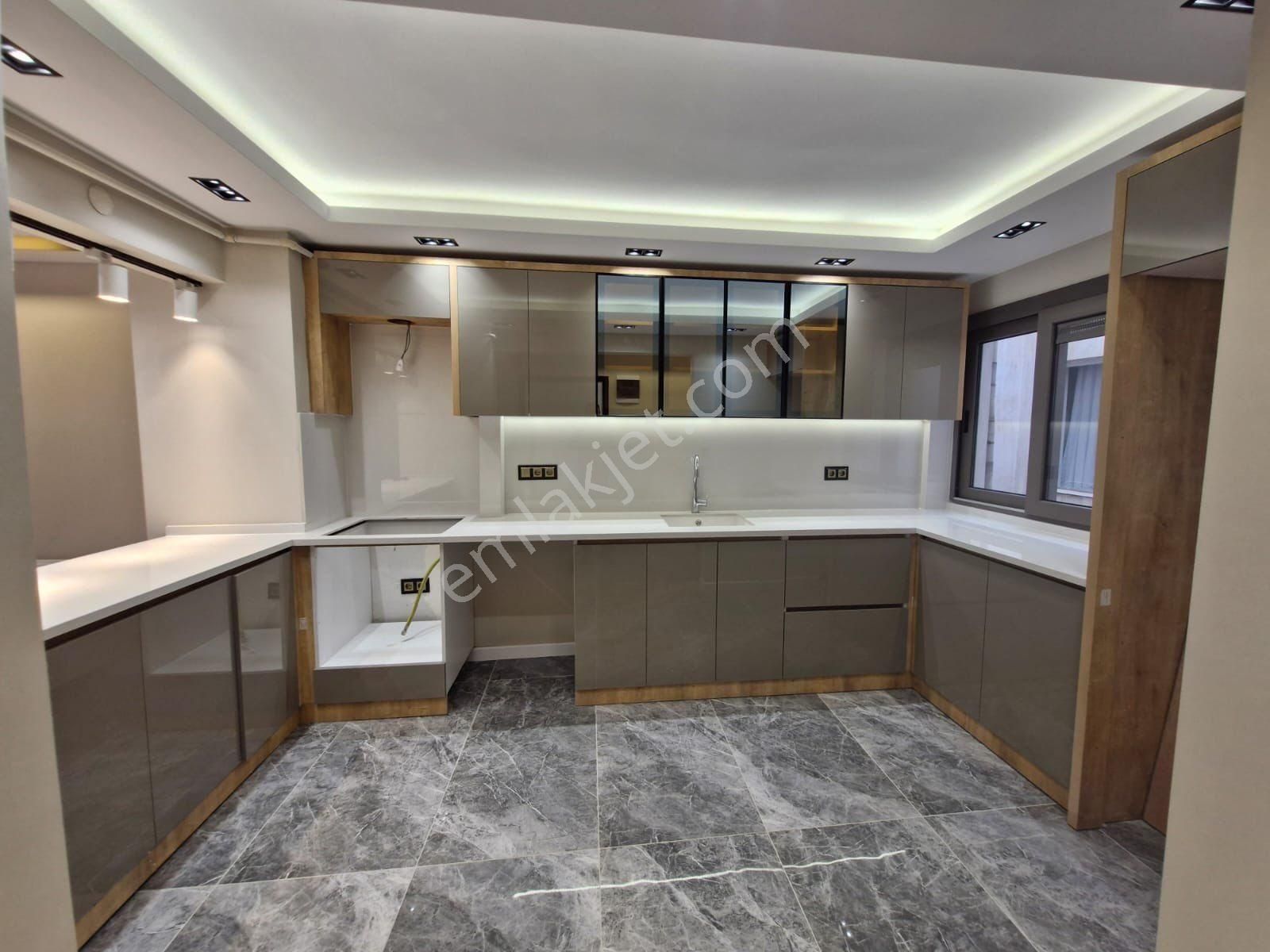Göztepe Metro Karşı Sokağında Lüks Dekorlu Çift Cepheli 3+1 135m2 Ferah Daire