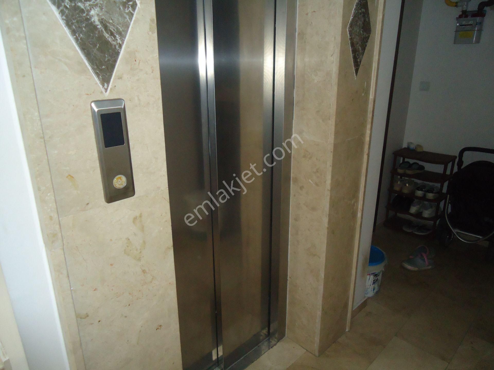 Krc'den Merkezi Konumda Asansörlü Satılık 3+1 Dublex Daire - Görsel 2