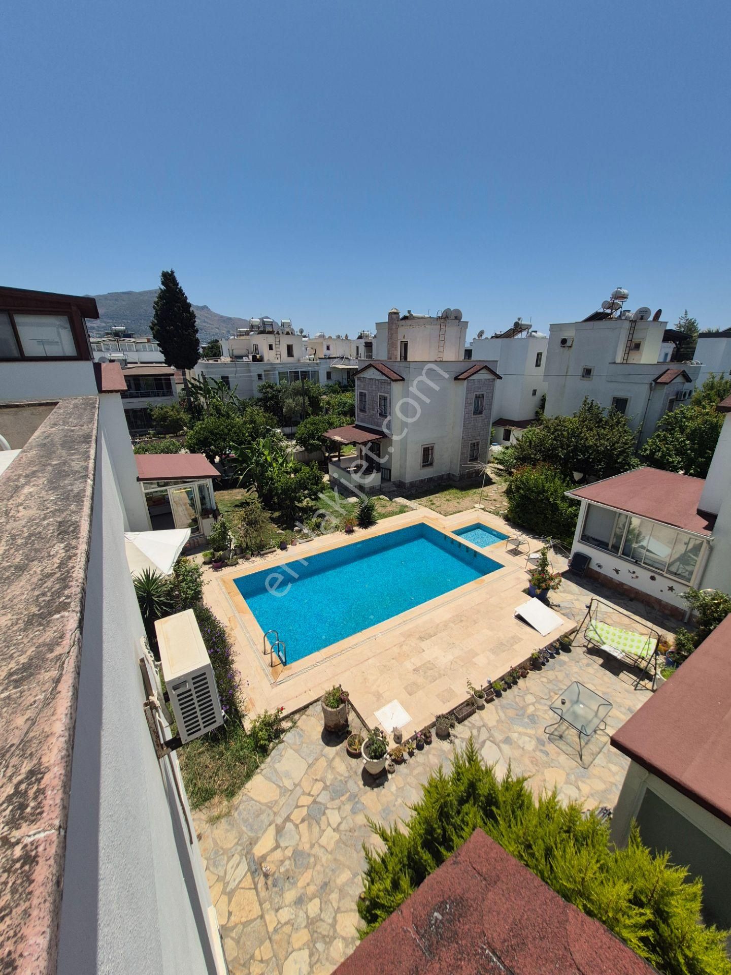 Turgutreis Bahçelievler Mahallesinde Yüzme Havuzlu Site İçerisinde Full Eşyalı Kiralık Tripleks - Görsel 24