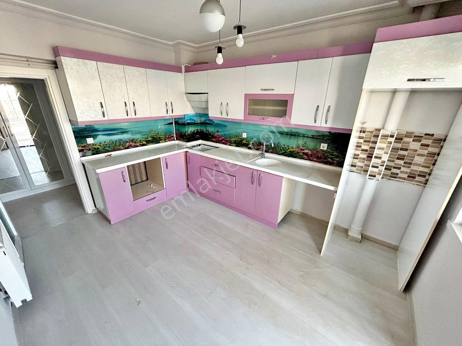 Gold Emlak'tan Cadde Üstünde Manzaralı Sitede Yüksek Katta Yapılı Acil Satılık 3+1 Daire - Görsel 11