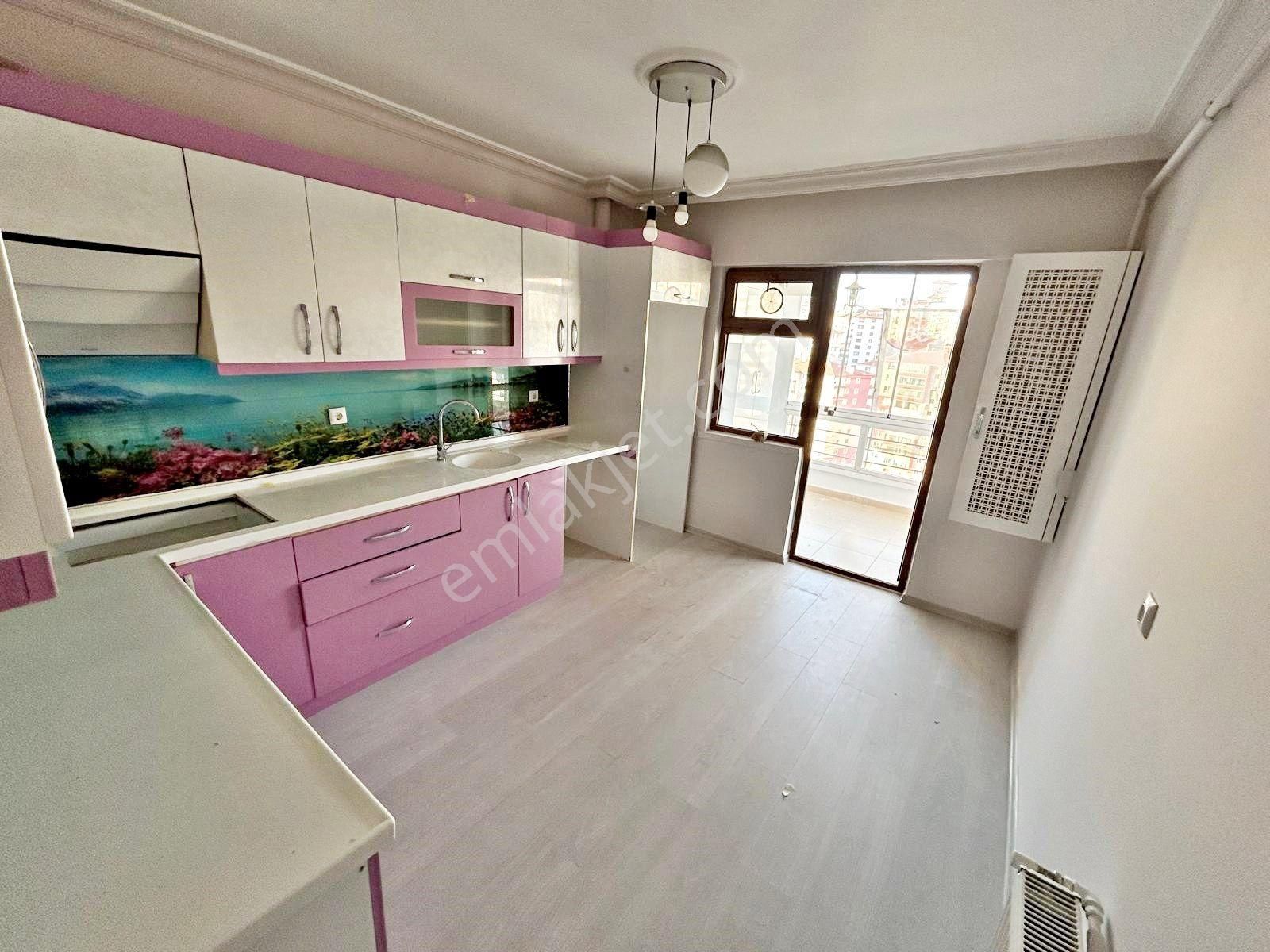 Gold Emlak'tan Cadde Üstünde Manzaralı Sitede Yüksek Katta Yapılı Acil Satılık 3+1 Daire