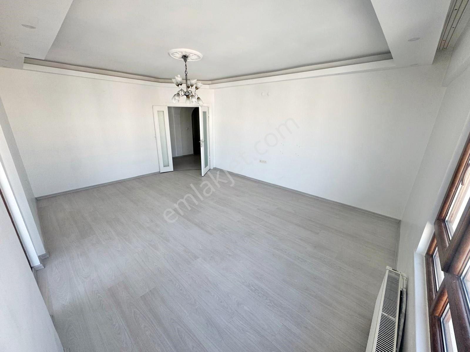 Gold Emlak'tan Cadde Üstünde Manzaralı Sitede Yüksek Katta Yapılı Acil Satılık 3+1 Daire - Görsel 4