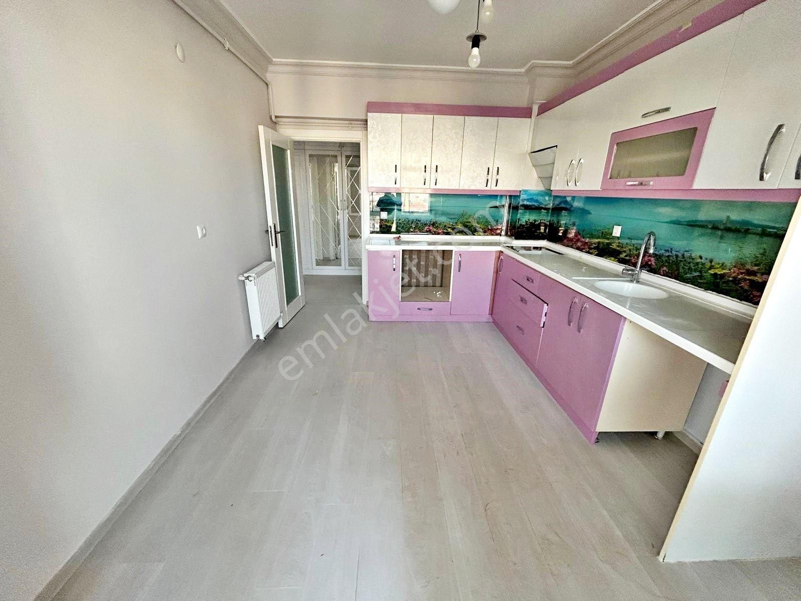 Gold Emlak'tan Cadde Üstünde Manzaralı Sitede Yüksek Katta Yapılı Acil Satılık 3+1 Daire - Görsel 8